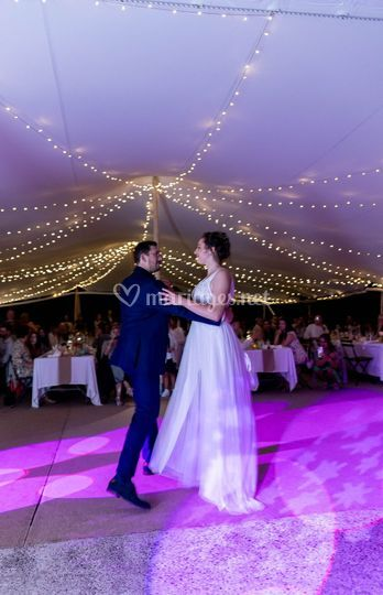 Ouverture de bal des mariés sous une tente illuminée, éclairage violet Event40